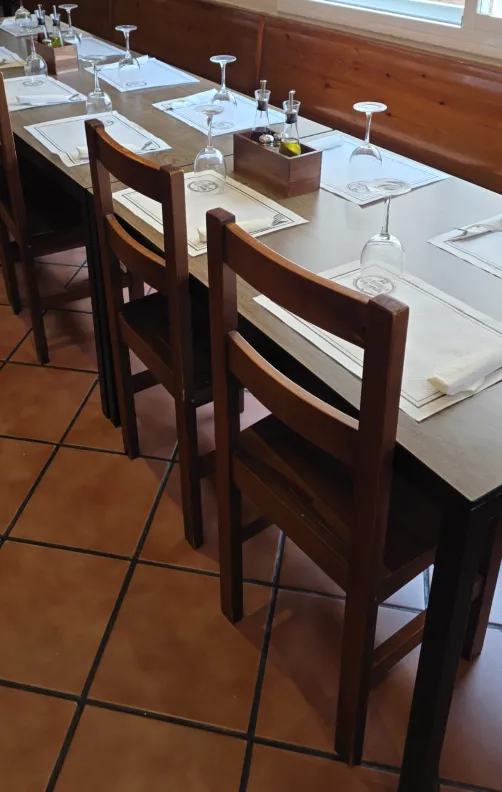 El menjador del restaurant, amb les taules parades