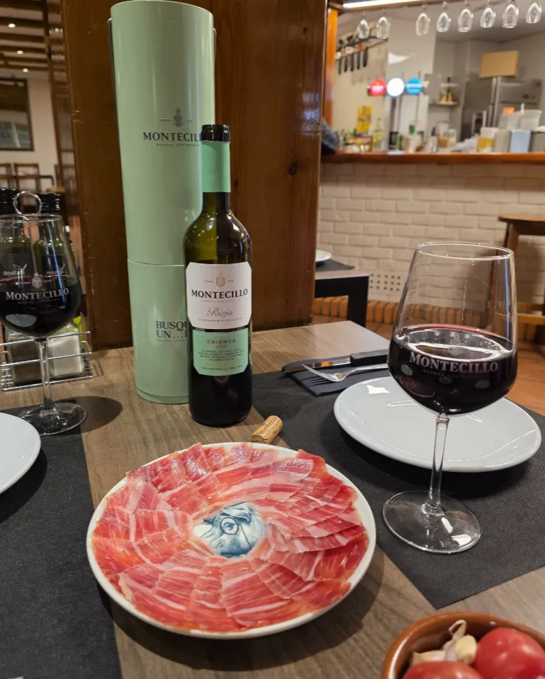 Una cama de pernil ibèric al seu suport, a punt de tallar
